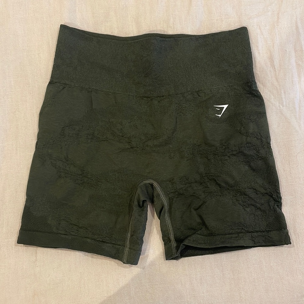 GREEN GYM SHARK BIKER SHORTS. SIZE S.